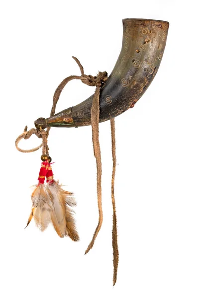 Vieille corne de poudre des Indiens d'Amérique du Nord en corne décorée de peaux de cerf et de plumes — Photo