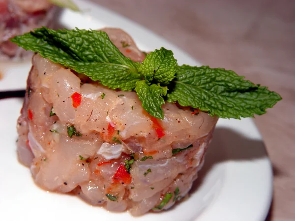 Salada com um peixe — Fotografia de Stock