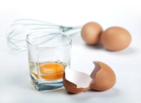 Cáscara de huevo y yelk —  Fotos de Stock