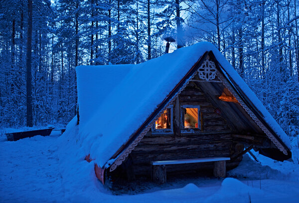 Дом в зимнем лесу.