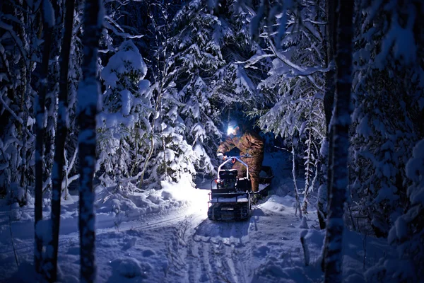 Um homem em moto de neve . — Fotografia de Stock