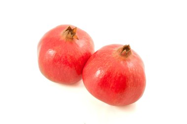 Beyaz arkaplanda izole edilmiş nar.