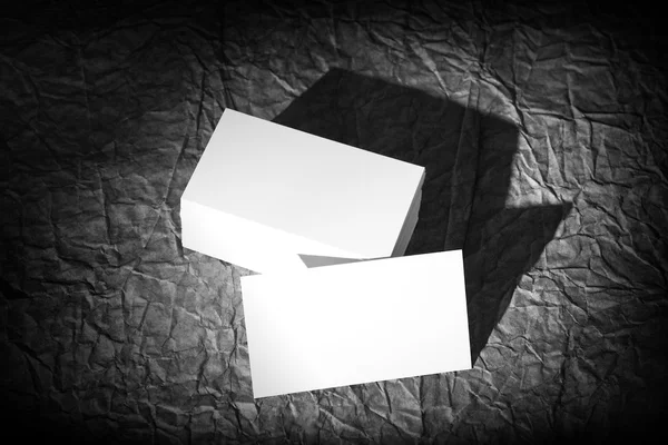 Cartes blanches vierges sur un fond noir papier design, identité — Photo