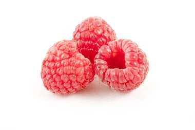 Beyaz arka planda izole edilmiş olgun kırmızı ahududular..