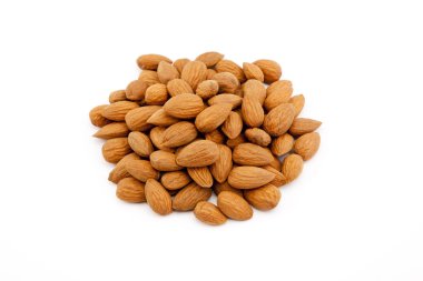 Beyaz arka plan üzerinde izole badem yığını.