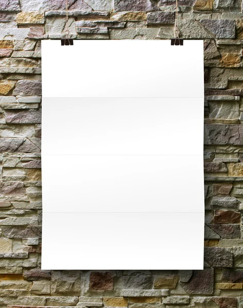 Cartão de papel em uma parede de tijolo — Fotografia de Stock