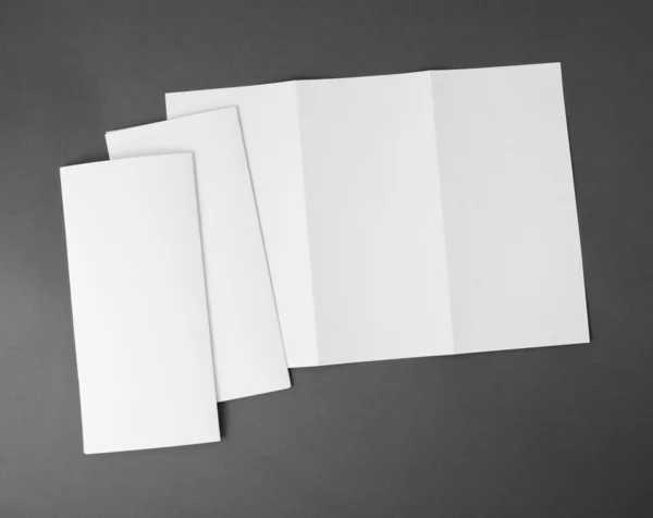 Порожній білий складний паперовий флаєр — стокове фото