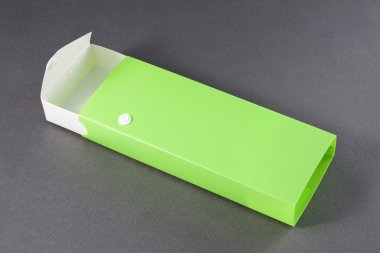 gri arka plan üzerine açık boş kalem kutusu.