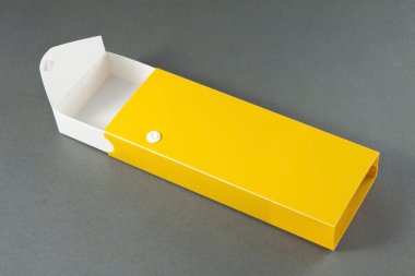gri arka plan üzerine açık boş kalem kutusu.