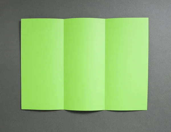 Folleto de papel plegable verde en blanco —  Fotos de Stock