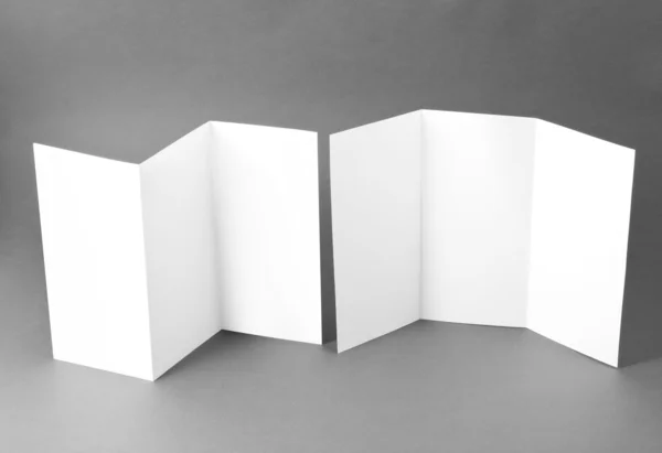 Folheto de papel dobrável branco em branco — Fotografia de Stock