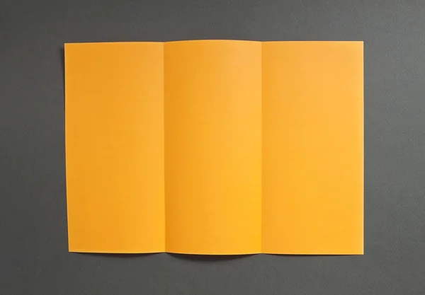 Prázdné oranžové skládací papírový leták — Stock fotografie