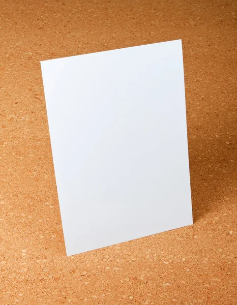 Corkboard arka plan boş kağıt a4. — Stok fotoğraf