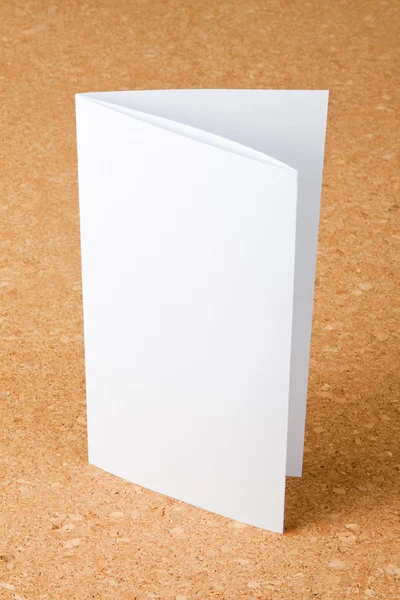 Boş bir sayfa kitapçık katlama corkboard arka plan üzerinde — Stok fotoğraf