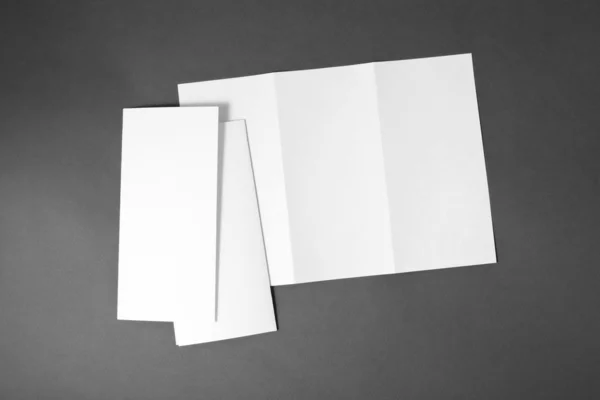Пустая белая бумажная листовка — стоковое фото
