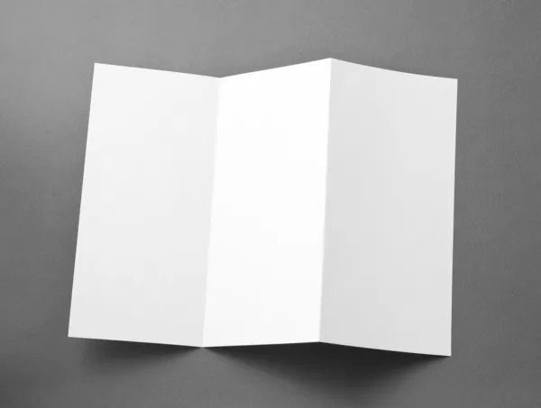 Folleto de página plegable en blanco sobre fondo gris . — Foto de Stock