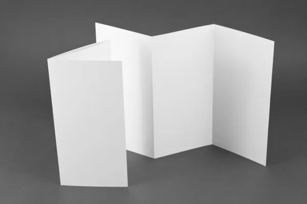 Libretto pagina pieghevole bianco su sfondo grigio . — Foto Stock