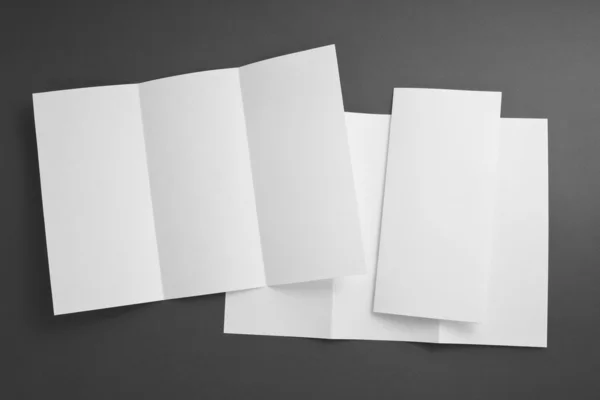 Пустая белая бумажная листовка — стоковое фото