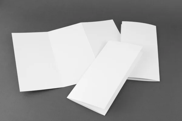 Folheto de papel dobrável branco em branco — Fotografia de Stock