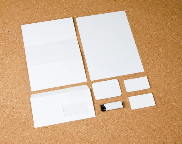 Λευκό συλλογής γραφικής ύλης σε corkboard φόντο. — Φωτογραφία Αρχείου