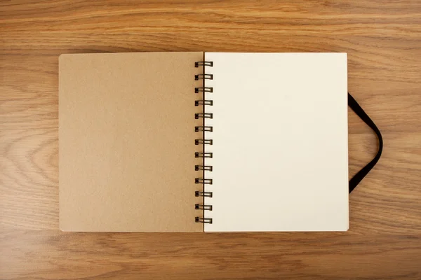 木製の背景の空白のスパイラル ノート — ストック写真