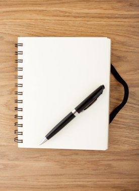 geri dönüşümlü kağıt defter ile siyah lastik ve kalem