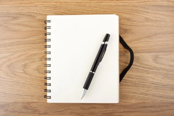 Caderno de papel reciclado com faixa elástica preta e caneta — Fotografia de Stock