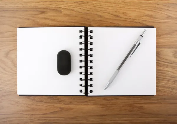 Abra el cuaderno vacío con lápiz y goma de borrar . —  Fotos de Stock