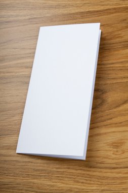 Boş beyaz katlama kağıt afiş