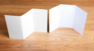 Boş beyaz katlama kağıt afiş