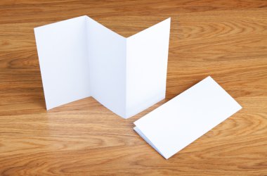 ahşap zemin üzerine katlanır boş sayfa kitapçık.