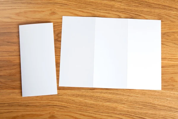 Κενή λευκή πτυσσόμενα flyer χαρτί — Φωτογραφία Αρχείου