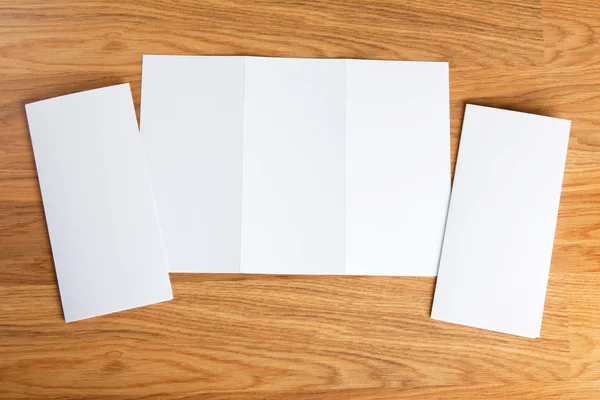 Folleto de papel plegable blanco en blanco — Foto de Stock