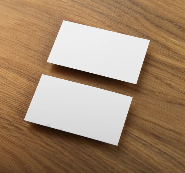 Λευκές επαγγελματικές κάρτες σε ξύλινο φόντο — Φωτογραφία Αρχείου