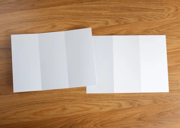 Folleto de papel plegable blanco en blanco — Foto de Stock