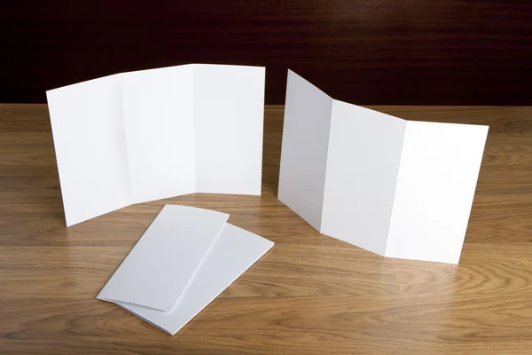 Folheto de papel dobrável branco em branco — Fotografia de Stock