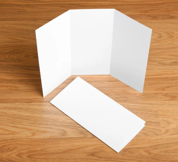 Boş beyaz katlama kağıt afiş