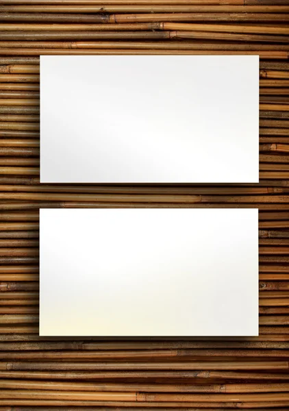 Cartões de visita em branco no fundo de bambu — Fotografia de Stock