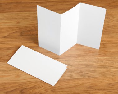 Boş beyaz katlama kağıt afiş