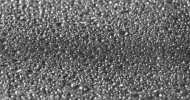 Geceleri asfalta düşen yağmur damlaları.