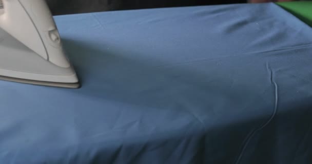 Mâini Sex Masculin Călcat Haine Fier Bord Călcat — Videoclip de stoc