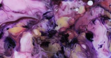 Sıvı boya sıçrama ve girdapla karıştırılmış sanat eserleri.