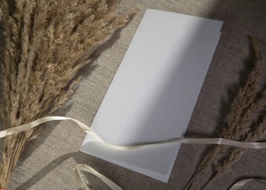 Beyaz zemin üzerinde boş kağıt ile düz kompozisyon yatıyordu. Yukarıdan görünüm, boşluğu kopyala