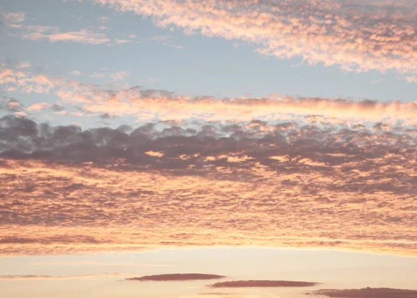 夕暮れ時の雲とカラフルな劇的な空 — ストック写真