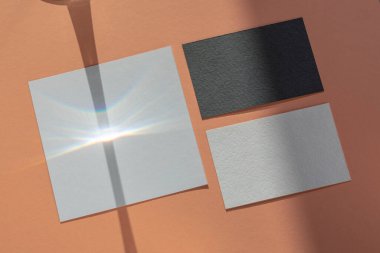 İpek arka planda boş siyah beyaz kartvizitler. Marka kimliği için bir model. Tasarımınız için şablon.