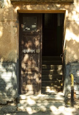 Giriş duvarındaki eski moda ön kapı.