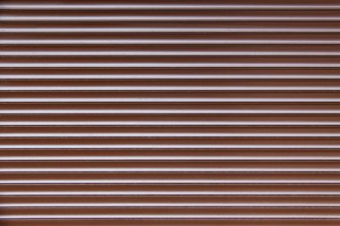 Kahverengi yatay çizgileri olan soyut metal arkaplan.