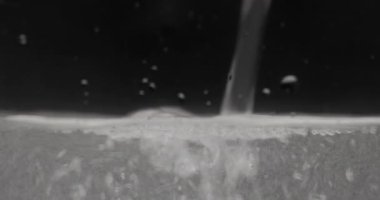 Yüzeye yükselen kabarcıklar. Sudaki hava kabarcıkları