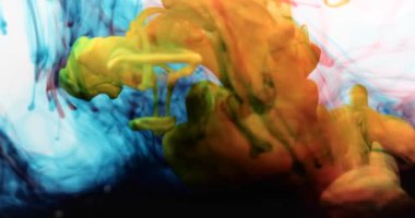 Sıvı boya sıçrama ve girdapla karıştırılmış sanat eserleri.