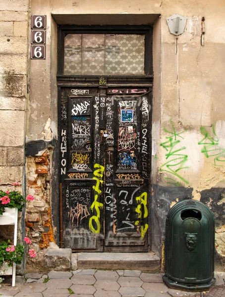 Fırın tepsisindeki parlak sebzeler.